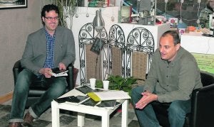 El poeta Jesús Cárdenas junto a Julio Rodríguez. ::
LUIS SEVILLA/