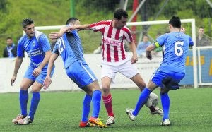 Negredo, Mario Prieto y Jorge presionan a un rival ::
JESÚS DÍAZ/