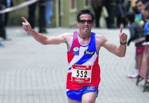 David Guinzo, a su llegada a la meta de Candás. ::
JOAQUÍN BILBAO/