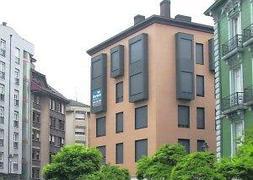 El edificio de la Manzana de los Álvarez, que Liberbank pasó al banco malo. :: S. LÓPEZ/
