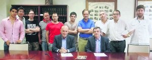 Pablo Priesca e Hilario López -sentados- rodeados por miembros del equipo que trabaja en el proyecto de 'SmartMile 2013'. ::
CITOULA/