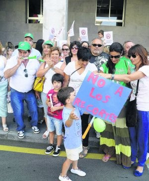 Educadores y familias se manifiestan contra los recortes. ::
JESUS DÍAZ/