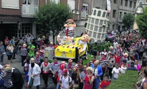 La peña de los Barettini, formada por cien personas, desfila con su carroza por las calles de Pola. :: PARDO/