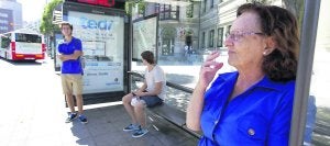 Una mujer fuma en una marquesina en Gijón, algo que quedará prohibido cuando Asturias apruebe la Ley de Atención Integral en Materia de Drogas. ::
JORGE PETEIRO/