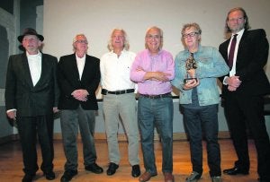 Foto de familia de los premiados en el Salón del Cómic junto a Arbesú. ::
PALOMA UCHA/