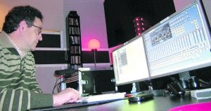 El profesor Juan Carlos Casimiro en el estudio de grabación de Fase Cuatro. ::
E. C./