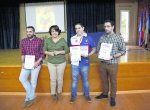 La alcaldesa de Ribadesella, junto a los premiados. :: S. S. M./