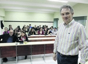 Aquilino Juan ante los alumnos interesados en Ubicamp. ::
JOAQUÍN PAÑEDA/