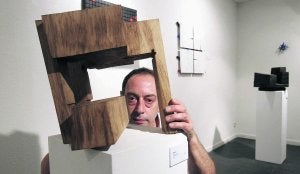 Pablo Maojo, en la galería, donde ayer inauguró su última exposición. ::
JOAQUÍN PAÑEDA/