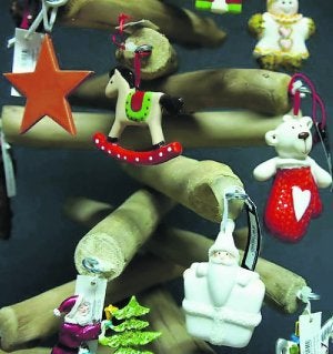 Decoración navideña que se venderá en el mercado gijonés. ::
MENAX/