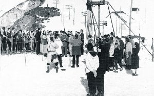 Momento de la inauguración del telesquí de la Cerra, en enero de 1954. :: E. C./