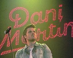 Dani Martín, anoche, en el recinto ferial Luis Adaro. :: PALOMA UCHA/