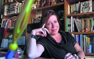 Pilar Sánchez Vicente en su casa con sus libros. :: ÁLEX PIÑA/