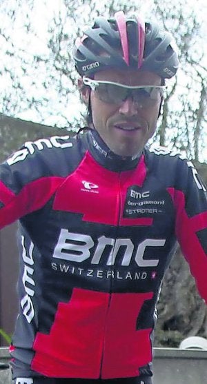 Samuel Sánchez ya luce su nuevo maillot por Asturias. ::
M. ROJAS/