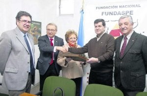 De derecha a izquierda, Luis Alfonso Alonso, presidente de la Hermandad de Donantes de Oviedo, Francisco Villazón, el premiado; Trinidad Rodríguez, concejala de Oviedo; Martín Manceñido, de Fundaspe y Mario Margolles, director de Innovación Sanitaria de la Consejería de Sanidad. ::
MARIO ROJAS/