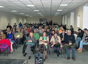El salón de actos de Capistrano, ayer, al inicio de la asamblea. ::
L. I. A./