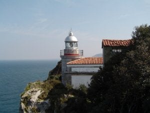 El faro de San Emeterio se encuentra a 68 metros sobre el mar y entraba en funcionamiento el día 15 de marzo de 1864. ::
E. C./
