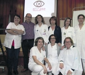 La gerente Amalia Franco (izquierda), junto a Jesús Pérez, Delia Peñacoba, Sandra Huerta, Isabel Suárez, Vanesa Larriet, Begoña Morán, Tina Vega y Rosa Pérez, de la Comisión de Cuidados. :: I. G./