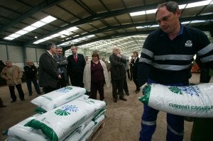 Concejales y representantes municipales en 2006, cuando fue ampliada la planta de compostaje de Cogersa. :: PABLO NOSTI/