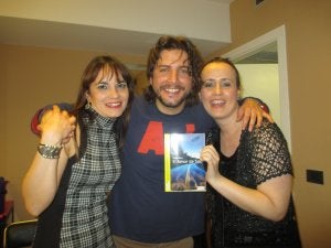 El cantante Manuel Carrasco con la escritora Susana Alonso- una de las ocho mujeres en las que se inspira su tema solidario- e Isabel Marcos./