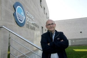 Javier Cristobo, ante la sede del Centro Oceanográfico de Gijón, en El Arbeyal. :: PALOMA UCHA/