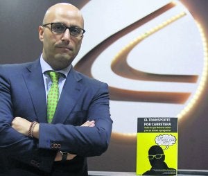 Javier Néstor Val, de Lextransport, con el libro que acaba de publicar. :: ÁLEX PIÑA/