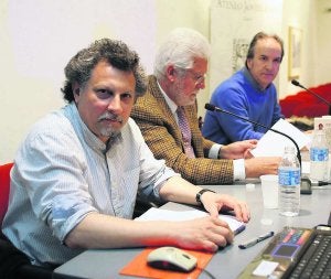 José Carlos Rivera, Luis Rubio -vicepresidente del Ateneo- y Luciano Maldonado, editor del libro, durante el acto de ayer. :: UCHA/