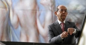 Francisco Diego Llaca, en las escaleras del instituto que dejará en septiembre. :: MARIO ROJAS/