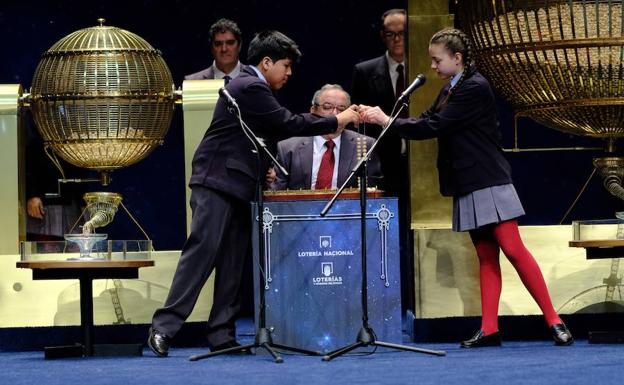 Los niños que han dado el tercer premio.