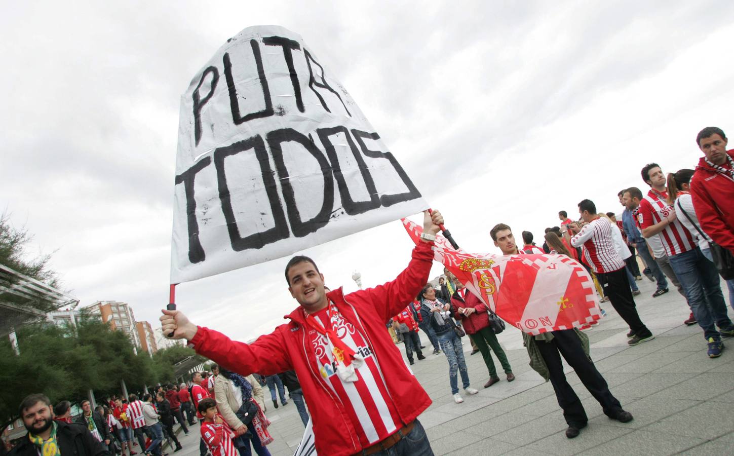 Protesta rojiblanca por la gestión del Sporting