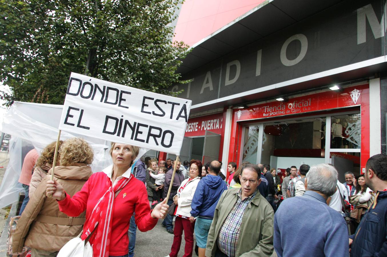 Protesta rojiblanca por la gestión del Sporting