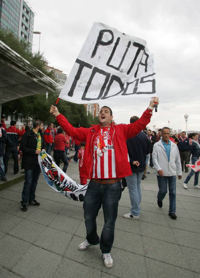 Protesta rojiblanca por la gestión del Sporting