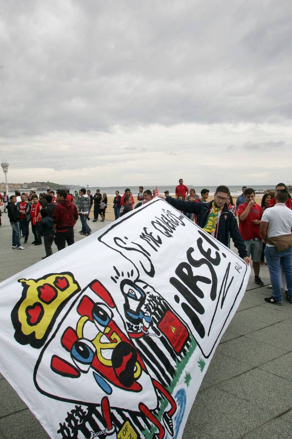 Protesta rojiblanca por la gestión del Sporting