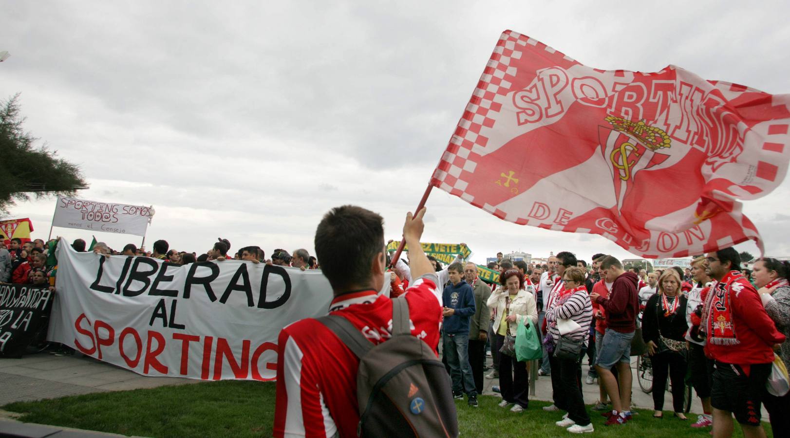 Protesta rojiblanca por la gestión del Sporting