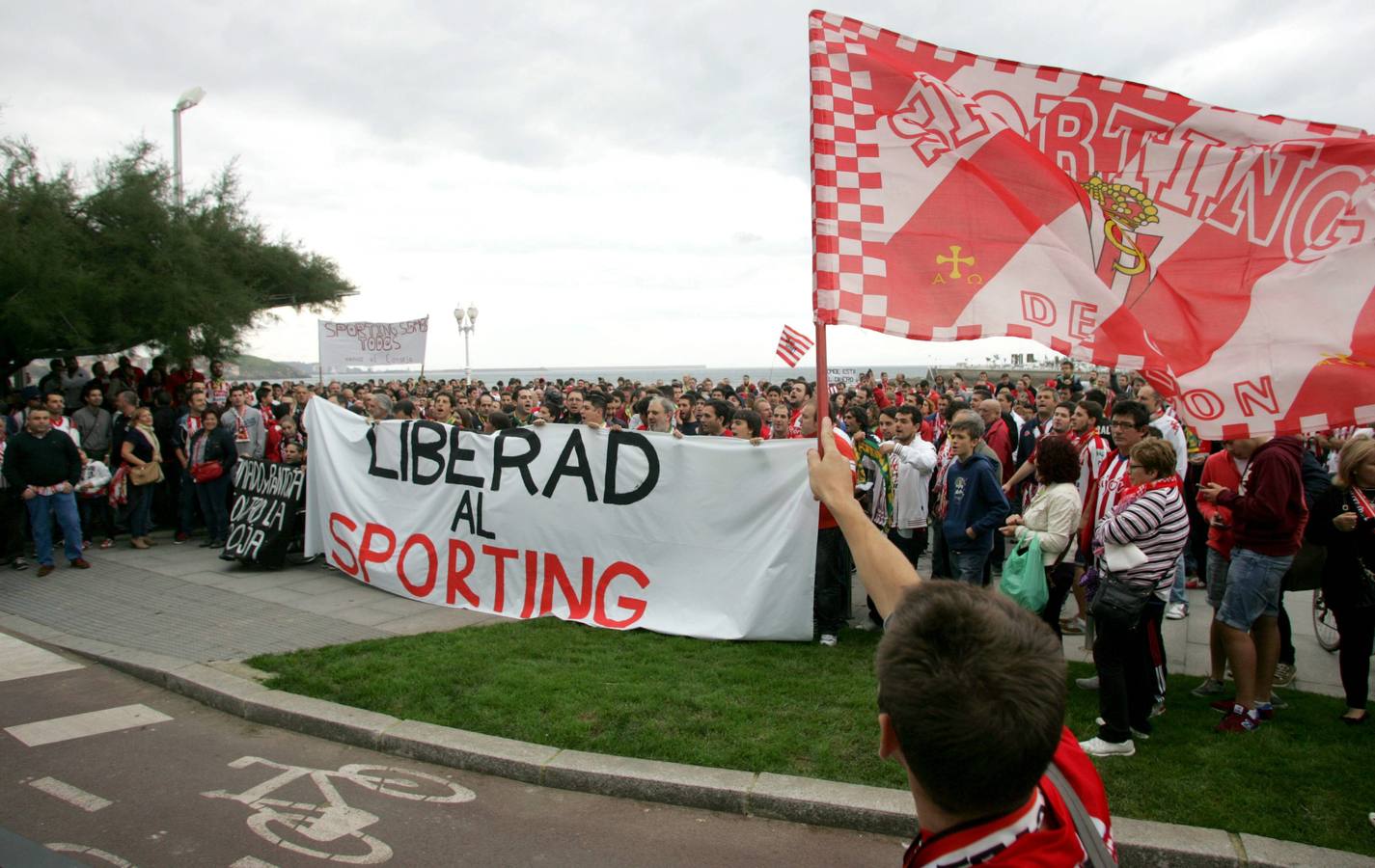 Protesta rojiblanca por la gestión del Sporting