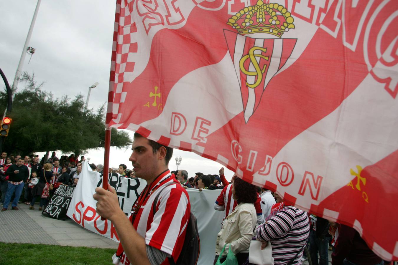 Protesta rojiblanca por la gestión del Sporting