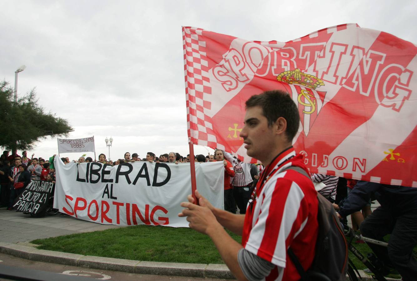 Protesta rojiblanca por la gestión del Sporting