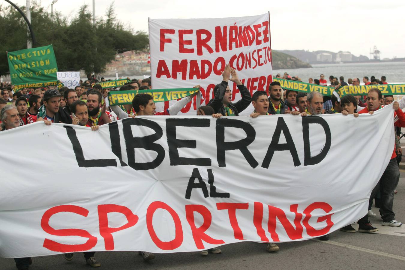 Protesta rojiblanca por la gestión del Sporting