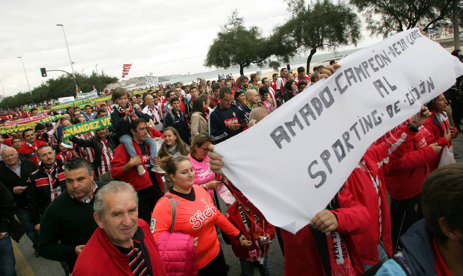 Protesta rojiblanca por la gestión del Sporting