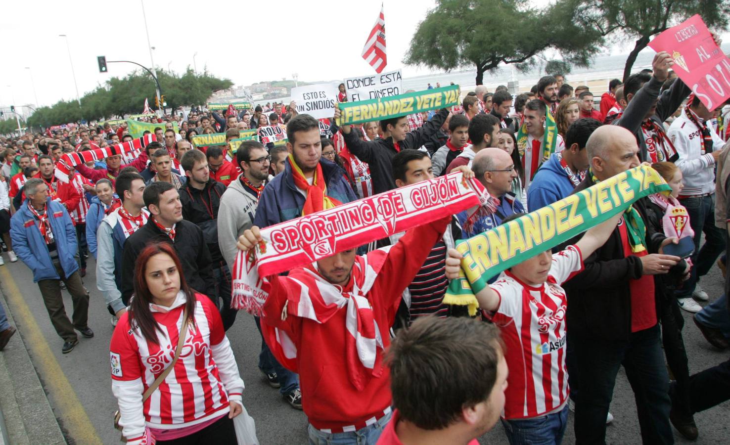 Protesta rojiblanca por la gestión del Sporting