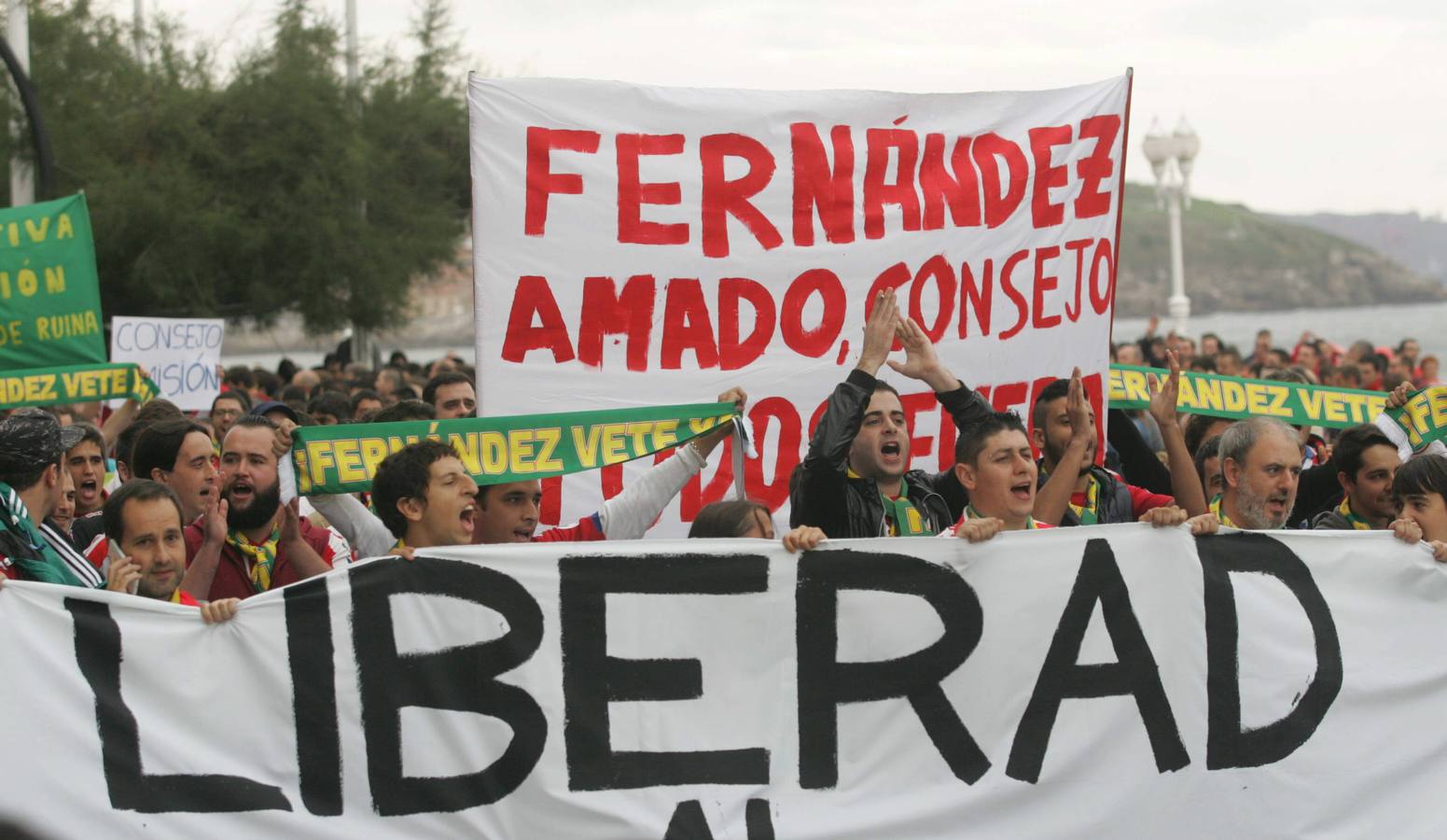 Protesta rojiblanca por la gestión del Sporting