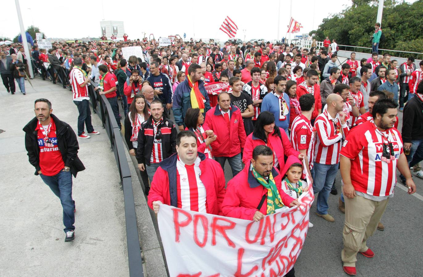 Protesta rojiblanca por la gestión del Sporting