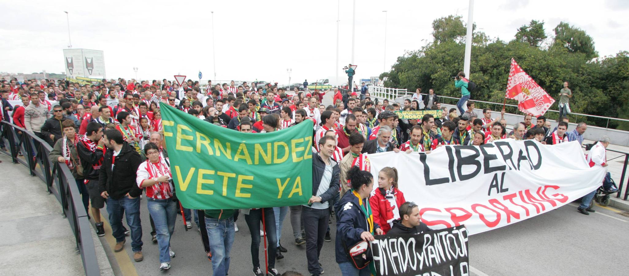 Protesta rojiblanca por la gestión del Sporting