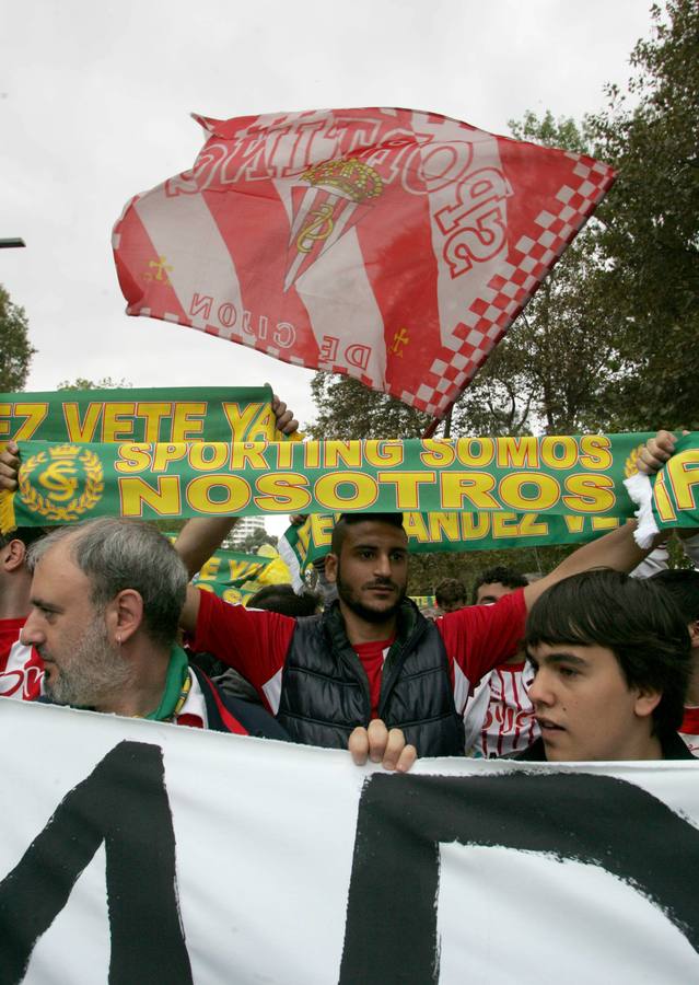 Protesta rojiblanca por la gestión del Sporting