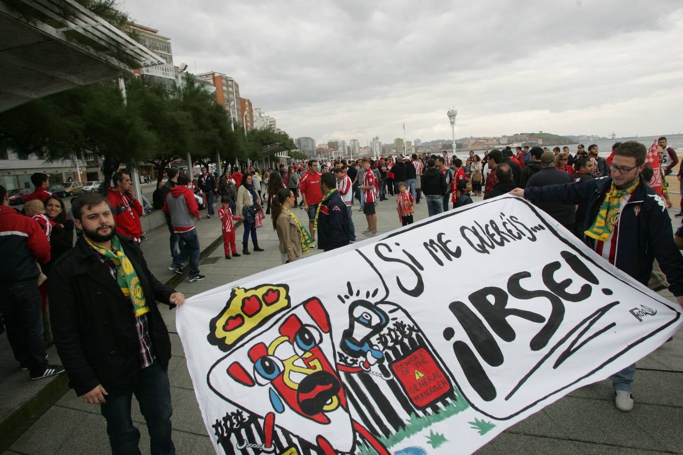 Protesta rojiblanca por la gestión del Sporting