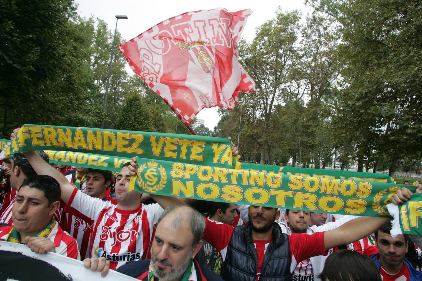 Protesta rojiblanca por la gestión del Sporting