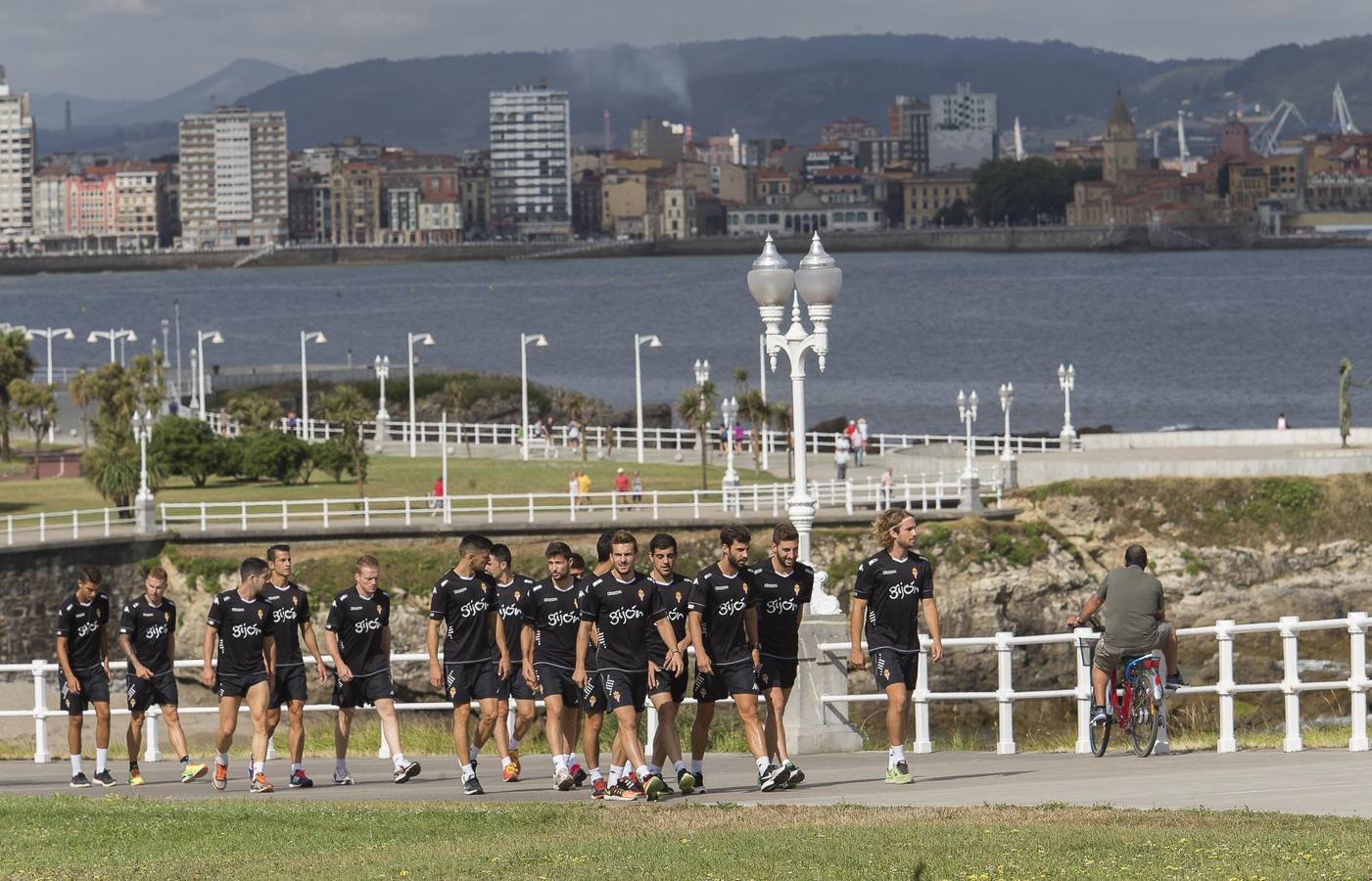 Entrenamiento del Sporting en la playa