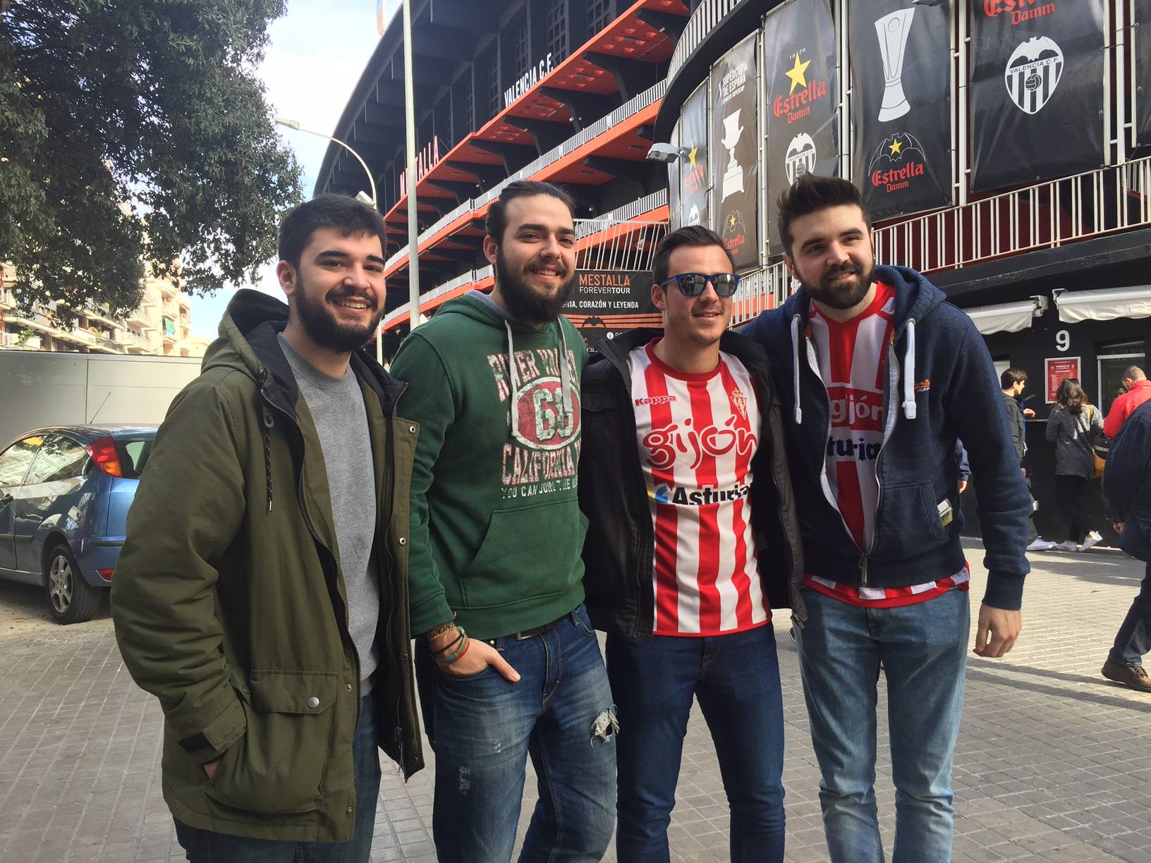 El gijonés Mauro, segundo por la derecha, con amigos de Alicante y Huelva.