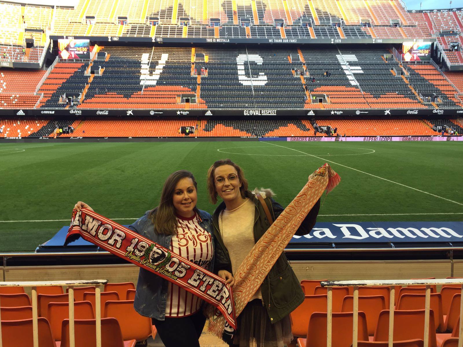 Las madrugadoras Raquel y Silvia, en la grada de preferencia de Mestalla.