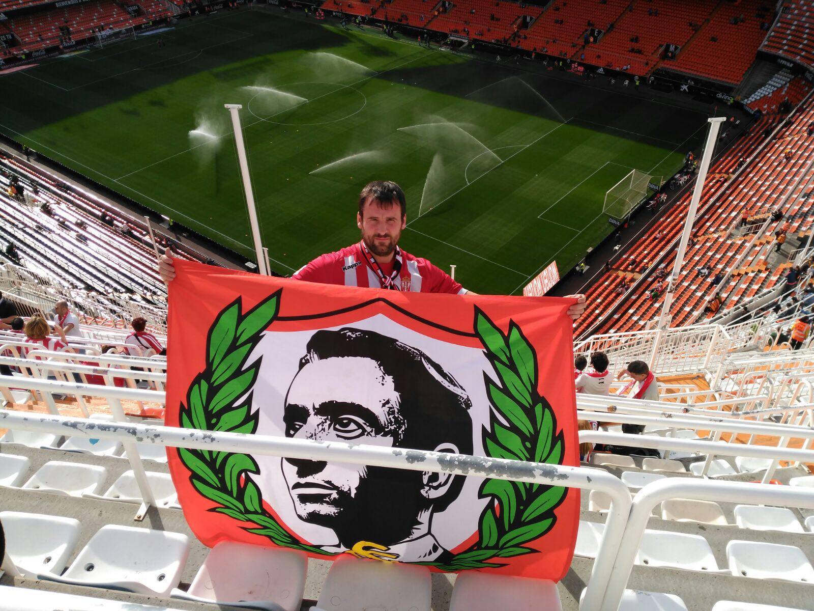 Roberto Narváez con la bandera de Anselmo López.